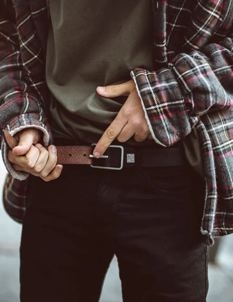 PELPE es una marca española que ofrece una variedad de cinturones de piel para hombres y mujeres